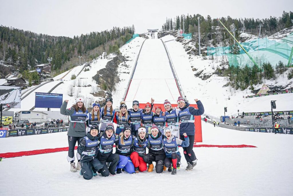 uczestniczki pierwszego konkursu lotów narciarskich kobiet, Vikersund 2023, źródło: instagram.com/nordicfocus
